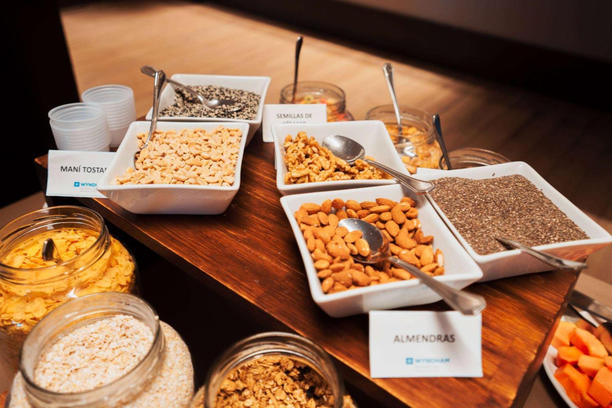 Готель Wyndham Nordelta Tigre - Buenos Aires Екстер'єр фото Nuts and seeds at a buffet
